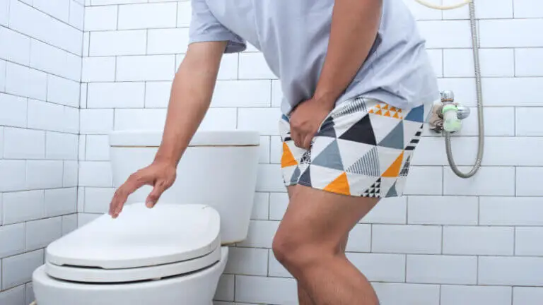 persona-con-ganas-de-orinar-noche-768x432